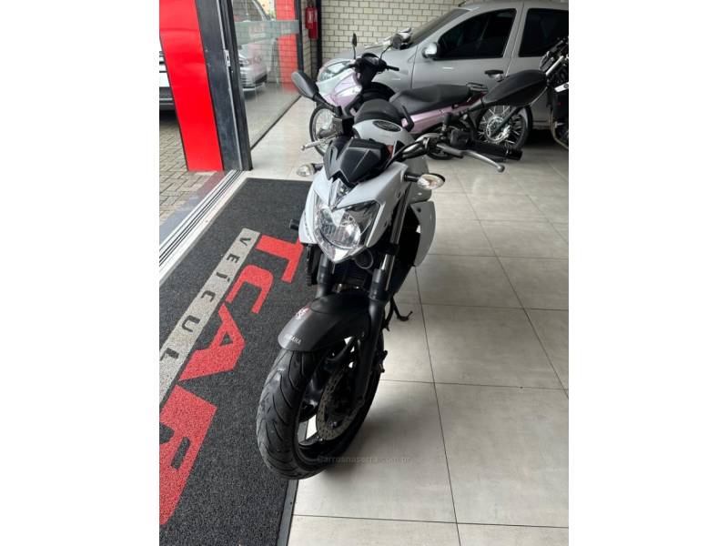 YAMAHA - XJ6 N - 2013/2013 - Branca - R$ 39.900,00