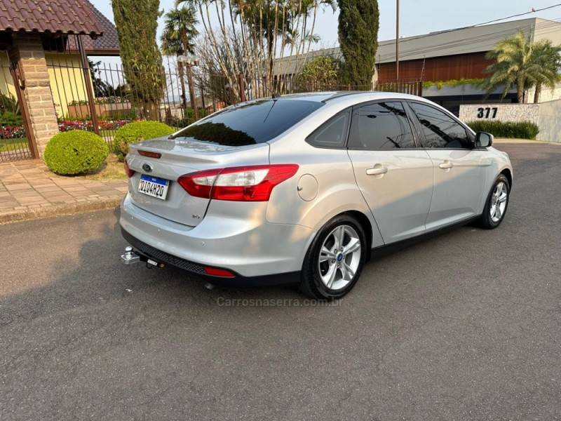 FORD - FOCUS - 2014/2015 - Prata - R$ 56.900,00